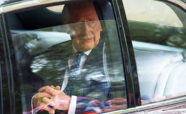 Charles arrin në Buckingham Palace përpara procesionit të kurorëzimit