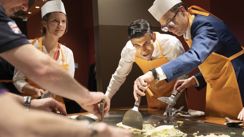 Kryeministri britanik mëson se si gatuhen petullat tradicionale japoneze