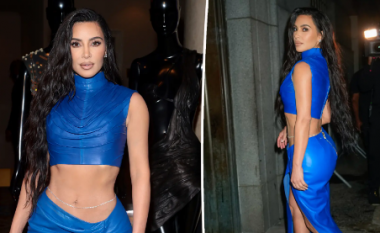 Kim Kardashian merr vëmendje e veshur me kostum të kaltër dhe zinxhirin e diamantit rreth belit
