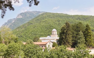 “Moszbatimi i vendimit për Manastirin, pengon anëtarësimin në KE”, analistët e konsiderojnë padrejtësi këtë kusht për Kosovën