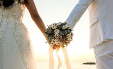 Pasiguria tek të rinjtë ul ndjeshëm martesat në Shqipëri