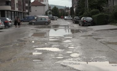 Rrugët e shkatërruara në qendër të Mitrovicës, ankohen banorët