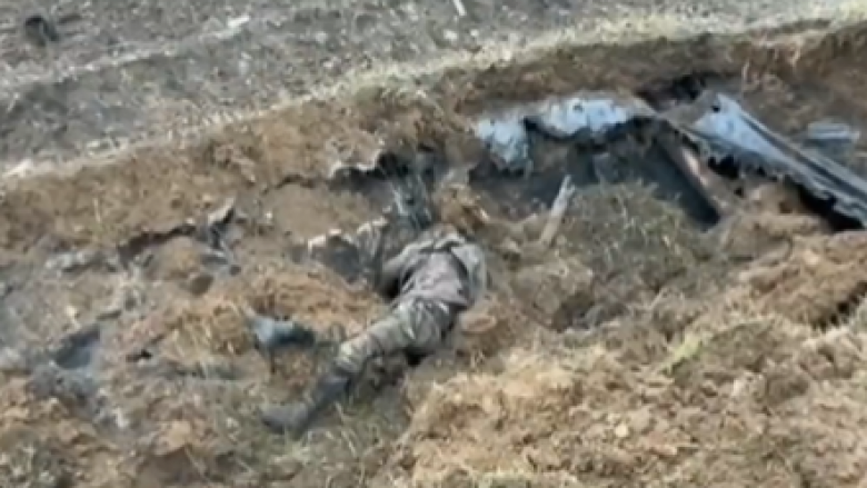 Gropa të mbushura me “wagnerë” të vrarë – Ukraina shfaq tmerrin nga zonat e luftës
