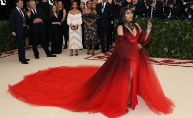 Nga Lil Kim, Cardi B e deri te Nicki Minaj – 10 veshjet më ikonike ndër vite të repereve në Met Gala