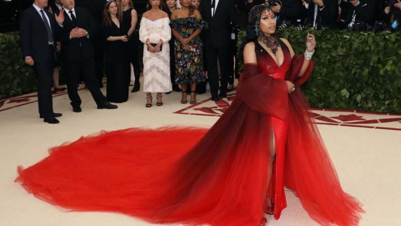 Nga Lil Kim, Cardi B e deri te Nicki Minaj – 10 veshjet më ikonike ndër vite të repereve në Met Gala
