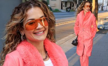 Rita Ora duket elegante në ngjyrën rozë, ndërsa vazhdon ta shijojë qëndrimin në Australi