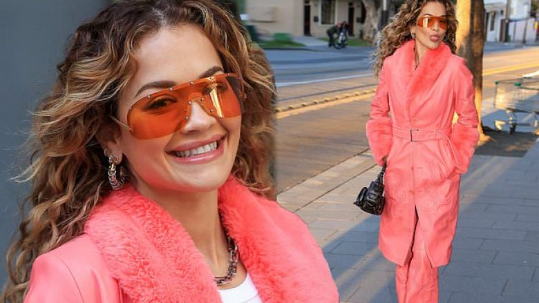 Rita Ora duket elegante në ngjyrën rozë, ndërsa vazhdon ta shijojë qëndrimin në Australi