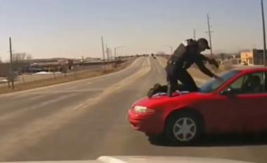 Pamje dramatike, oficeri amerikan hipi në makinën e një personi që po përpiqej të ikte nga policia – i kërkoi menjëherë të ndalonte