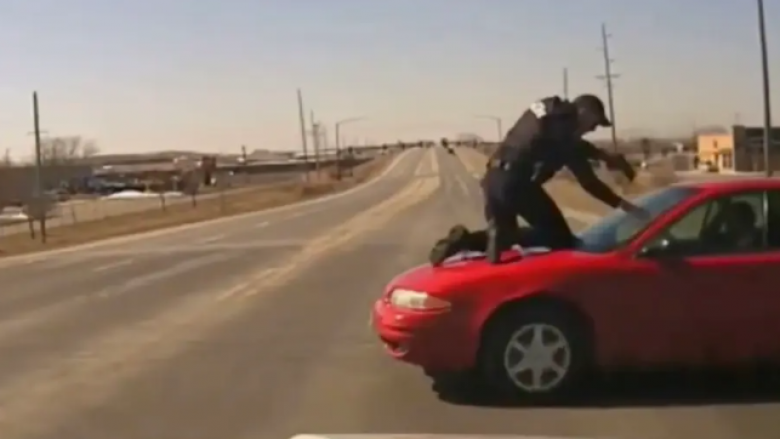 Pamje dramatike, oficeri amerikan hipi në makinën e një personi që po përpiqej të ikte nga policia – i kërkoi menjëherë të ndalonte