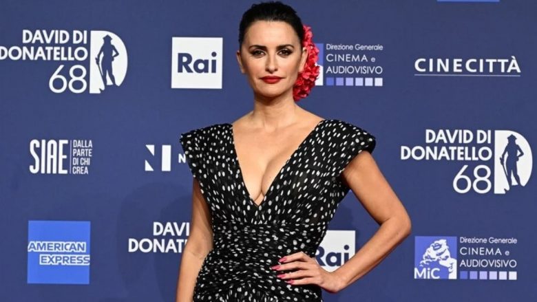 Penelope Cruz në stilin flamengo tërhoqi vëmendjen në Romë: Dekolte e thellë dhe një lule në flokë