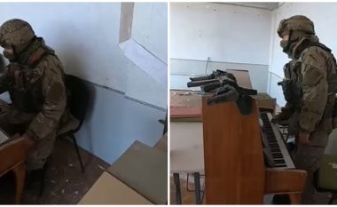 Ushtari ukrainas luan në piano brenda një shkolle pjesërisht të shkatërruar në Bakhmut