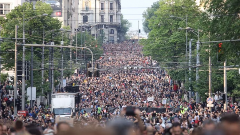 “Vuçiq, dorëhiqu” – mijëra persona në protestën e tretë kundër dhunës në Beograd