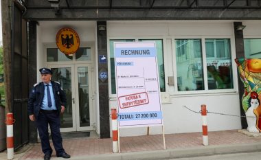PSD-ja me aksion para Ambasadës gjermane, ia dërgon ‘faturën e shfrytëzimit’ për mjekët dhe infermierët e Kosovës
