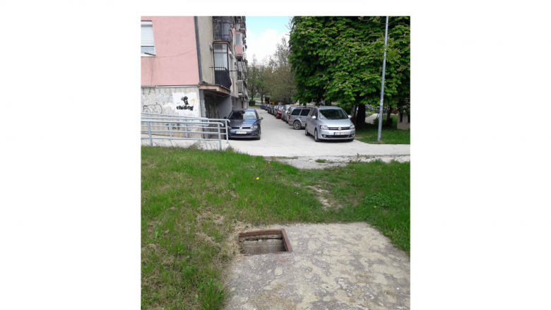 Mungon kapaku i një pusete në një lagje të Prishtinës, qytetarët raportojnë se kjo paraqet rrezik për fëmijët