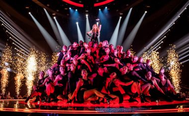 Rita Ora elektrizon skenën e Eurovisionit në gjysmëfinalen e parë