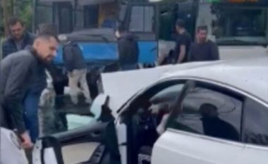 Aksident me dy të plagosur në Tiranë, Audi i del përpara autobusit