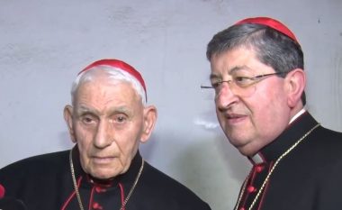 Kardinalët e Vatikanit në Shkodër, vizitojnë ish-burgun komunist ku kanë vuajtur dënimin martirët e kishës katolike