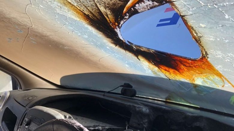 Pamje që tregojnë pasojat kur pronari la një palë syze “të ekspozuara ndaj diellit” në një makinë në Angli