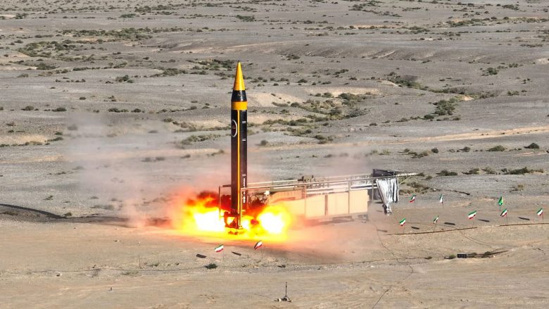 Irani thotë se ka lëshuar me sukses një raketë balistike me rreze 2000 kilometra – e aftë të arrijë bazat në rajon të operuara nga Izraeli dhe SHBA