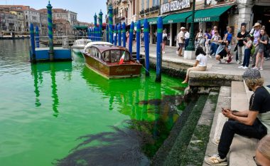 Zbulohet arsyeja pse kanali i Venecias u kthye në jeshile
