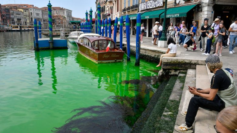 Zbulohet arsyeja pse kanali i Venecias u kthye në jeshile