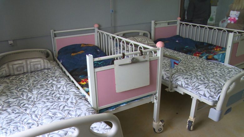 Nxënësit e shkollave të mesme në Tetovë me gjest human: Rinovuan tre dhoma të repartit të fëmijëve në Spitalin Klinik