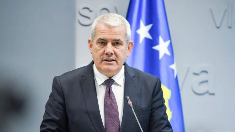 Ministri Sveçla reagon pas publikimit të videos së një të ndaluari në Mitrovicë