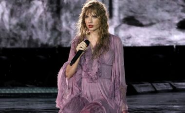 Taylor Swift interpretoi për dy orë në shi, fansat të gëzuar me vendimin e saj
