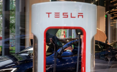 Tesla largon një milion vetura për shkak të sigurisë