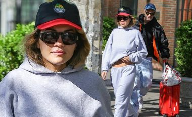 Rita Ora shfaqet sportive e veshur me tuta, ndërsa bashkëshorti ia bartë valixhet gjatë daljes nga hoteli