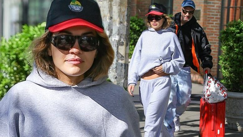 Rita Ora shfaqet sportive e veshur me tuta, ndërsa bashkëshorti ia bartë valixhet gjatë daljes nga hoteli