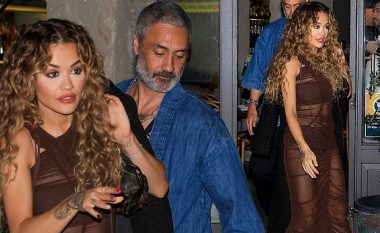 “Ai është një burrë me fat” – Rita Ora me një veshje transparente e bën për vete bashkëshortin e saj 47 vjeçar në një dalje në mbrëmje