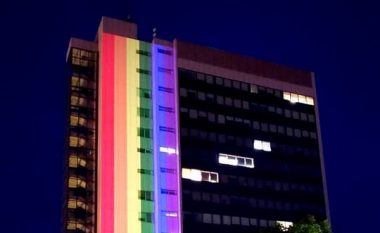 Ndërtesa e Qeverisë ndriçohet me flamurin e LGBTIQ+