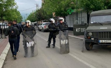 Forca të shtuara të KFOR-it në veri – policia hedh gaz lotsjellës në Zveçan