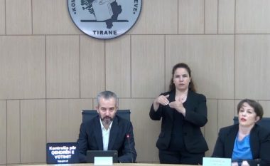 KQZ: Në shtatë qendra votimi në Tiranë e Durrës ka njerëz të paautorizuar, të largohen menjëherë