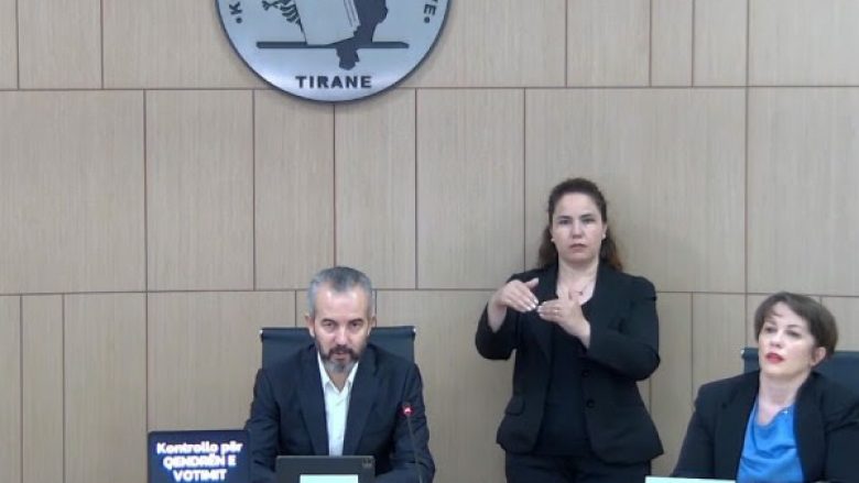 KQZ: Në shtatë qendra votimi në Tiranë e Durrës ka njerëz të paautorizuar, të largohen menjëherë