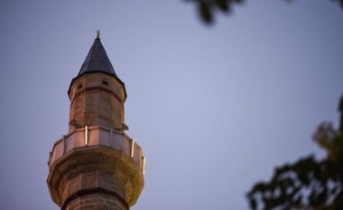 Vidhen pajisjet e kamerave të sigurisë në një xhami në Gjilan