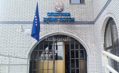 Largohen flamujt serbë, vendoset flamuri i Kosovës në Komunën e Zubin Potokut