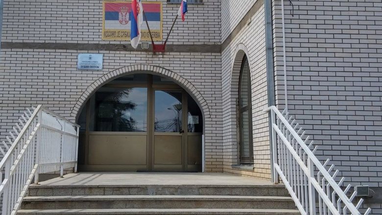 U raportua se strukturat paralele rrethuan objektin e Komunës së Zubin Potokut, kryetari Izmir Zeqiri mohon rastin