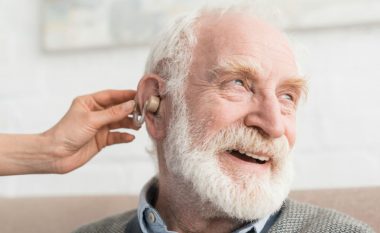 Përdorimi i një aparati dëgjimi redukton ndjeshëm rrezikun e demencës te njerëzit e shurdhër