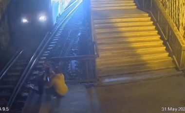 Një grua me fëmijë po ecte nëpër hekurudhë në Serbi - Burri i shpëtoi në momentin e fundit