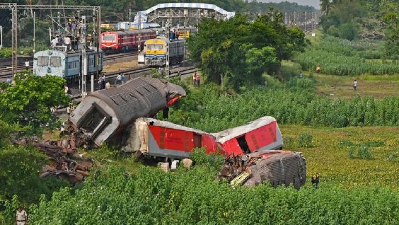 Zbulohet shkaku i përplasjes së trenit në Indi, ku humbën jetën mbi 300 persona