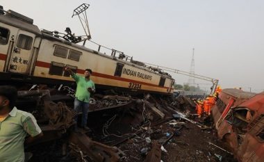 Në një përplasje trenash në Indi, 288 persona humbën jetën dhe 850 pasagjerë u lënduan