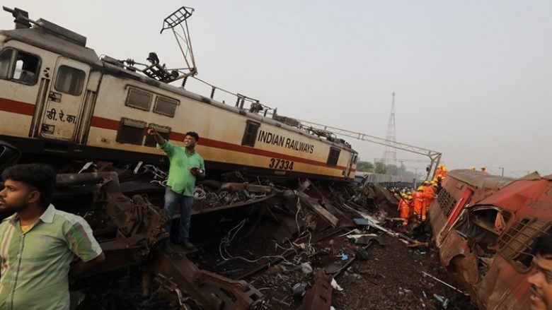 Në një përplasje trenash në Indi, 288 persona humbën jetën dhe 850 pasagjerë u lënduan