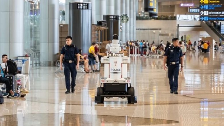 Singapori prezanton policët robotë: Ata do të patrullojnë aeroportin dhe do të ndihmojnë forcat e sigurisë