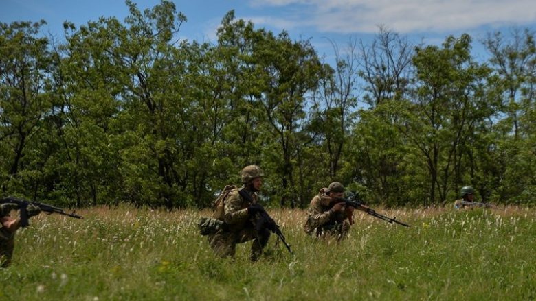 Edhe rusët e pranojnë se po ka sukses ofensiva ukrainase: Ata kanë marrë nën kontroll një fshat dhe po avancojnë