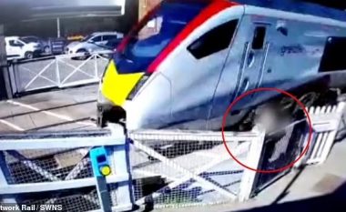 I shpëtoi përplasjes së trenit për vetëm dy sekonda, autoritetet e qytetit britanik publikojnë pamjet e momentit rrëqethës