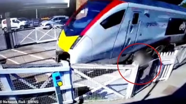 I shpëtoi përplasjes së trenit për vetëm dy sekonda, autoritetet e qytetit britanik publikojnë pamjet e momentit rrëqethës