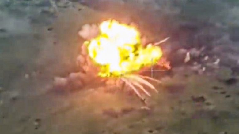 Rusët mbushën tankun me 6.000 kilogramë eksploziv dhe e nisën drejt ukrainasve, ra në minë – më pas u hodh në erë me predhë antitank