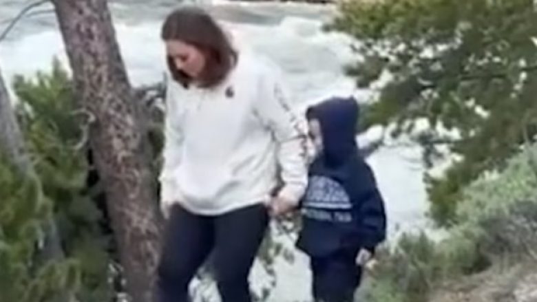 Kaloi rrethojën mbrojtëse për t’ia treguar të birit ujin e rrëmbyeshëm në parkun Yellowstone, përdoruesit e rrjeteve sociale kritikojnë nënën
